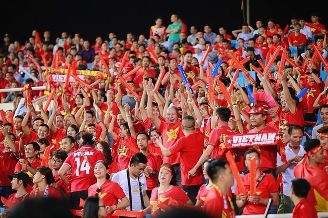 Fans fill up the My Dinh National Stadium in Hanoi at the match between Vietnam and Malaysia on November 16 (Photo: VNA)