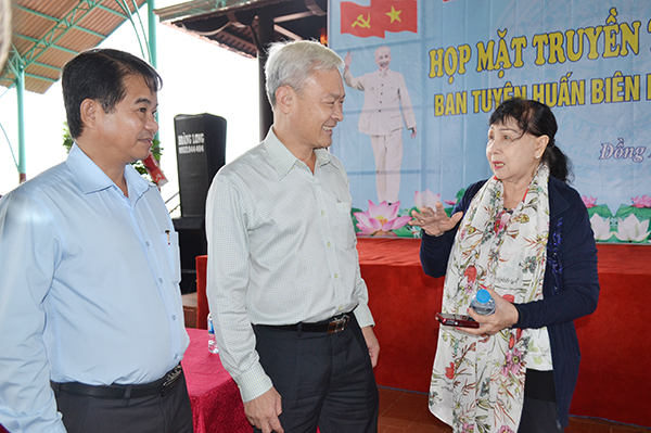 ĐC Bí thư Tỉnh ủy Nguyễn Phú Cường và Trưởng ban Tuyên giáo Tỉnh ủy Thái Bảo gặp gỡ cán bộ, nhân viên Tuyên huấn tại buổi họp mặt.