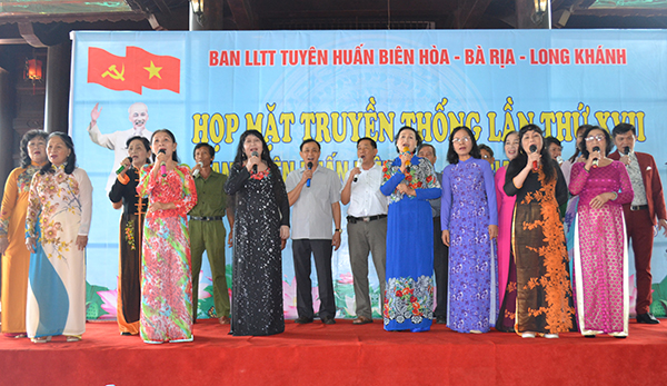Sau 43 năm giải phóng đất nước, các cô chú Đoàn Văn công Tuyên huấn Biên Hòa- Bà Rịa- Long Khánh vẫn làm rạo rực người nghe qua những lời ca tiếng hát tuyên truyền, cổ động năm xưa.