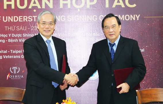 Shing Mark Medical University Hospital in Dong Nai province signs cooperation documents with several hospitals of Taiwan (China) to enhance medical examination and treatment (Source: VNA)