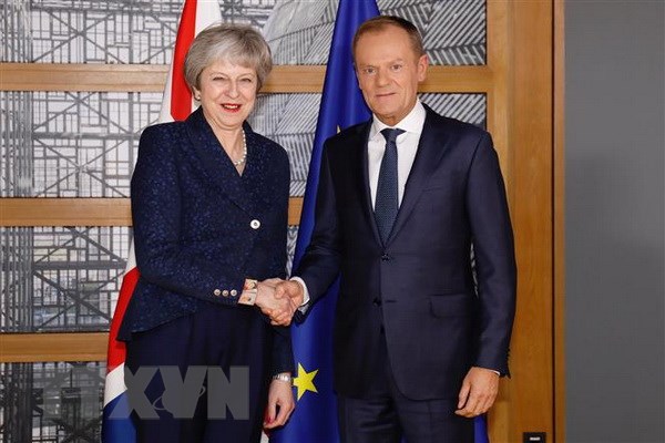 Chủ tịch Hội đồng châu Âu Donald Tusk (phải) trong cuộc gặp Thủ tướng Anh Theresa May tại Brussels, Bỉ ngày 24-11. (Nguồn: THX/TTXVN)