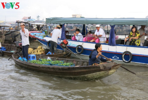 Cai Rang Floating Market is one of the stunning attractions in the Mekong River Delta.