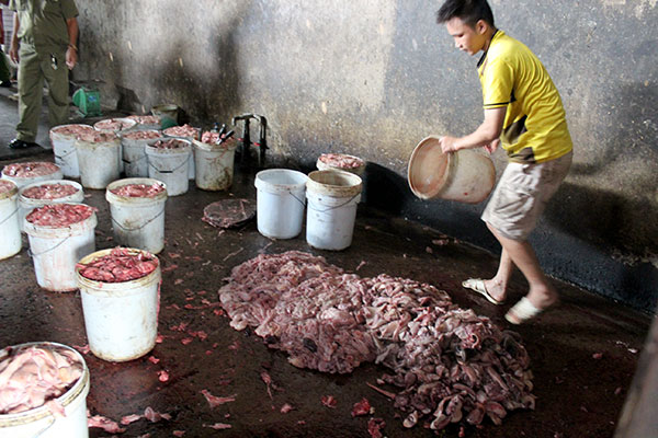 Công an TP.Biên Hòa phát hiện một cơ sở nấu mỡ động vật không đảm bảo vệ sinh  tại xã Tam Phước (TP.Biên Hòa). 