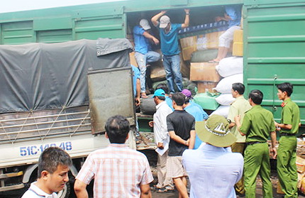 Lực lượng Cảnh sát điều tra tội phạm về kinh tế Công an tỉnh bắt giữ một lô hàng giả tập kết tại Ga Biên Hòa.