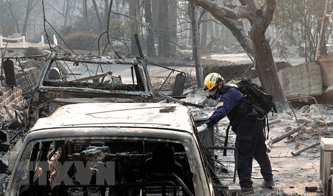 Lực lượng cứu hộ tìm kiếm nạn nhân sau vụ cháy rừng tại Paradise, California ngày 18/11/2018. (Nguồn: THX/TTXVN)