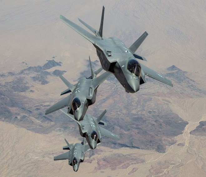 4 chiếc F-35 bay đội hình gần Căn cứ không quân Luke, Arizona.(Nguồn: Lockheed Martin)