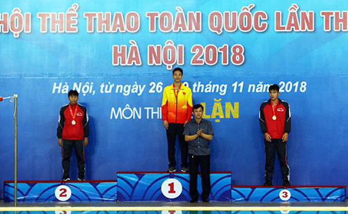 Hai VĐV Nguyễn Ngọc Huynh (trái) và Bùi Phương Nam (phải) nhận huy chương nội dung lặn 200m chân vịt đôi nam