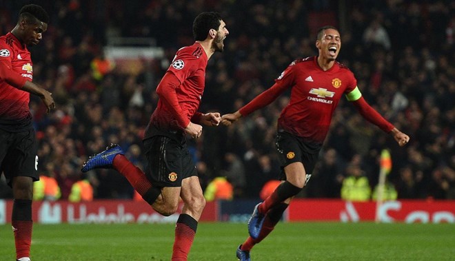 Fellaini (trái) ghi bàn đưa Manchester United vào vòng 1/8. (Nguồn: Reuters)