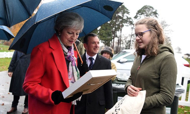 Thủ tướng Anh Theresa May gặp gỡ người dân ở Builth Wells, xứ Wales. (Nguồn: Reuters)