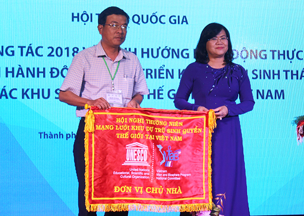 Phó chủ tịch UBND tỉnh Nguyễn Hòa Hiệp trao cờ đơn vị chủ nhà lần sau cho TP.Hội An