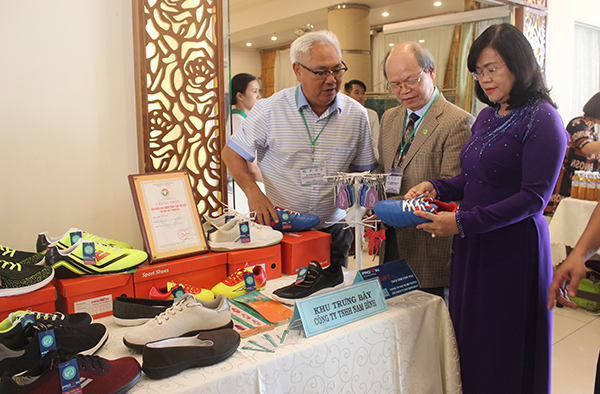 Phó chủ tịch UBND tỉnh Nguyễn Hòa Hiệp tham quan những sản phẩm có gắn nhãn sinh thái của Khu dự trữ sinh quyển Đồng Nai.