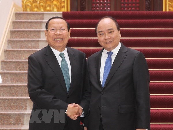 Prime Minister Nguyen Xuan Phuc (R) welcomes Cambodian Minister of Planning Chhay Than 