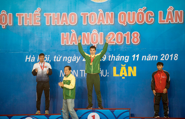 VĐV Nguyễn Ngọc Huynh trên bục nhận HCĐ hạng cân 50m chân vịt nam