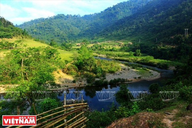 Giang river used to be the only waterway connecting Dan Lai ethnic people in Bung and Co Phat villages with the Thai and Muong ethnic people in Con Cuong district 