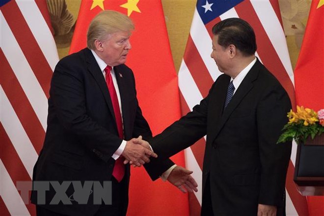 Chủ tịch Trung Quốc Tập Cận Bình (phải) và Tổng thống Mỹ Donald Trump duyệt trong cuộc họp báo chung tại Bắc Kinh (Trung Quốc) ngày 9-11-2017. (Ảnh: AFP/ TTXVN)