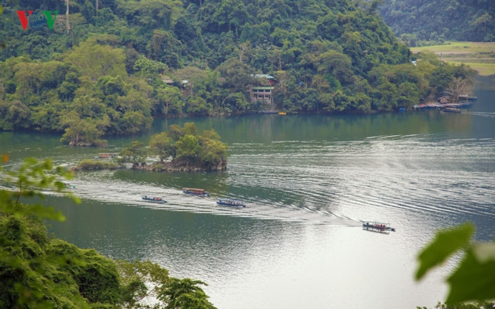   Ba Be Lake belongs to Nam Mau commune, Ba Be district. Covering an area of 650 hectares, it is surrounded by spectacular mountains and lush primeval forests.