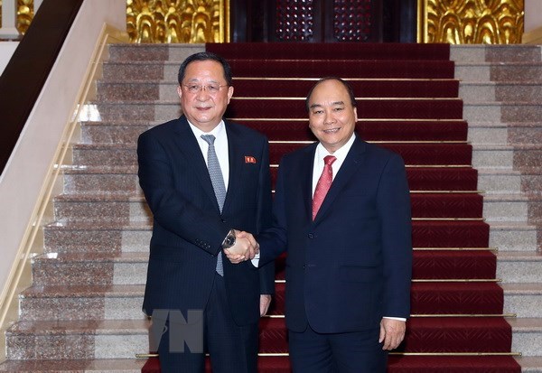 Prime Minister Nguyen Xuan Phuc (R) and DPRK Foreign Minister Ro Yong-ho