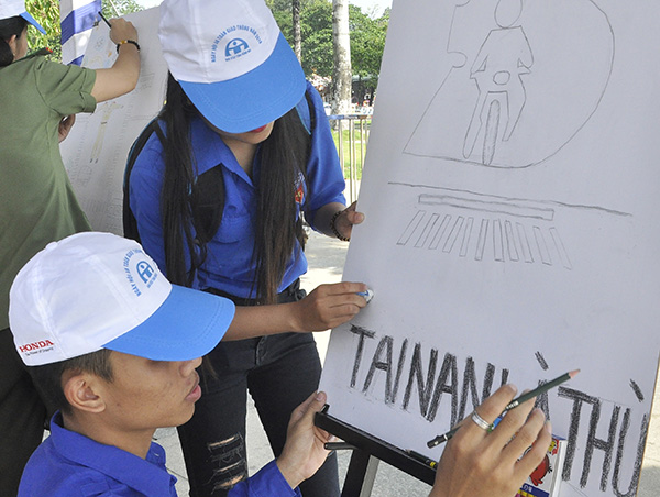 Đoàn viên thanh niên tham gia vẽ tranh về an toàn giao thông tại Ngày hội An toàn giao thông năm 2018. Ảnh: T.HẢI