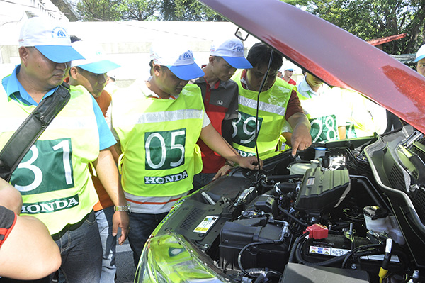 Tại Ngày hội An toàn giao thông 2018, nhiều người quan tâm đến việc vận hành, sử dụng phương tiện sao cho an toàn.