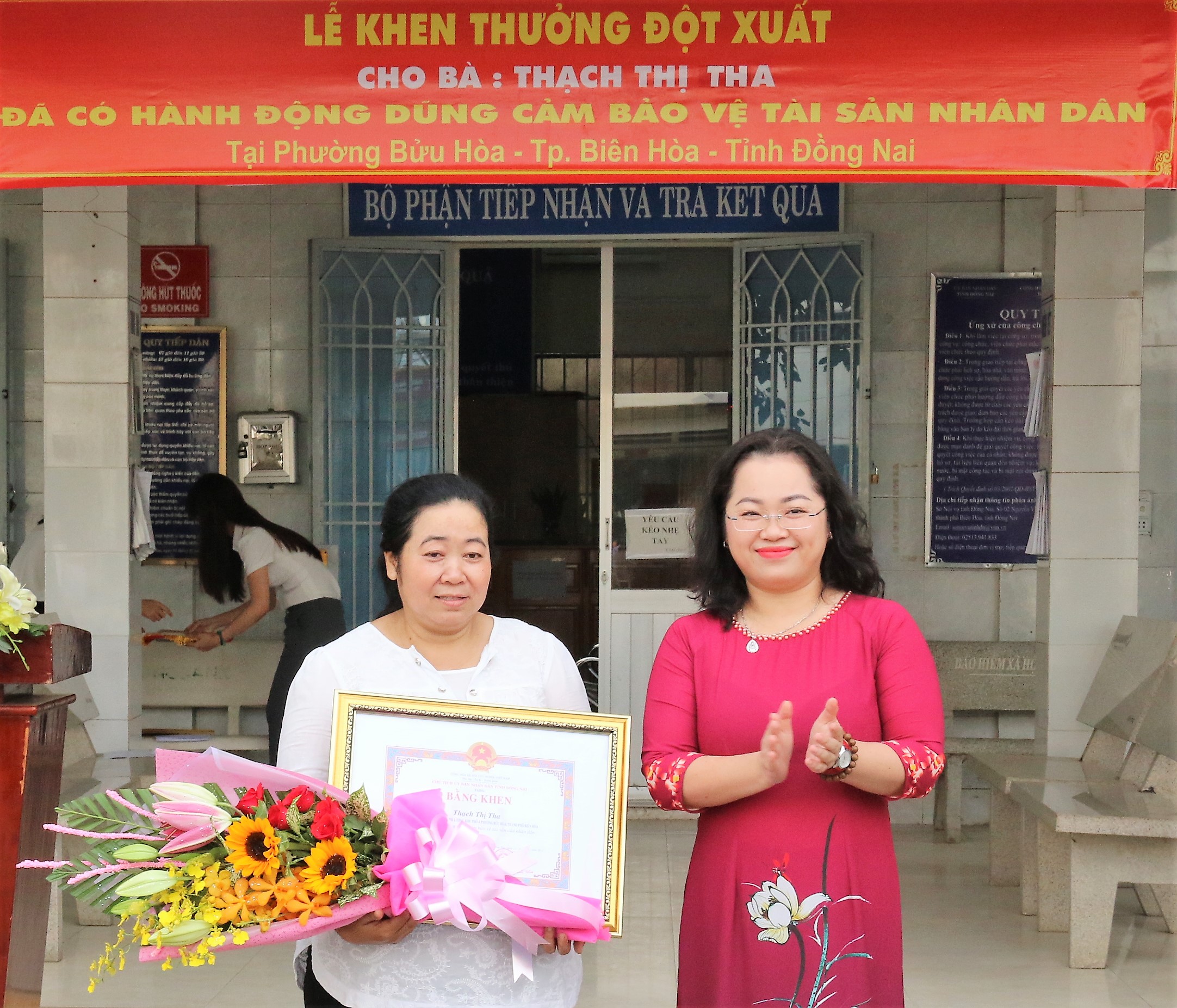 Woman commended for turning over bag containing VND100 million to police