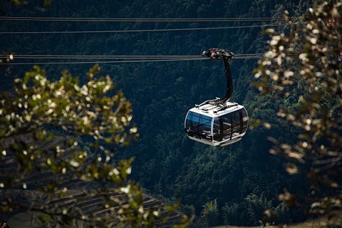 To enjoy the original beauty of the world’s most attractive destination 2019 Hoang Lien Son, Fansipan cable car is an interesting means of transportation. 