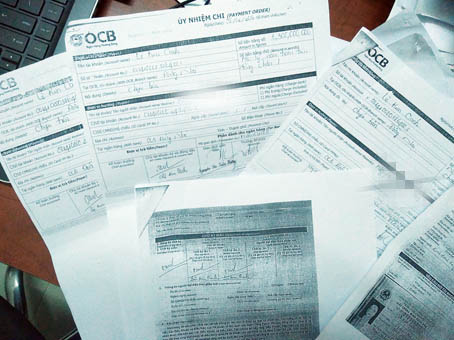 Các tờ giấy ủy nhiệm chi mà bà Lê Kim Oanh (phường Thống Nhất, TP.Biên Hòa) cho rằng chữ ký của mình đã bị giả mạo.