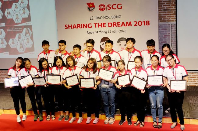 Twenty students receive scholarships from the Sharing the Dream Scholarship program - PHOTO: LE HOANG