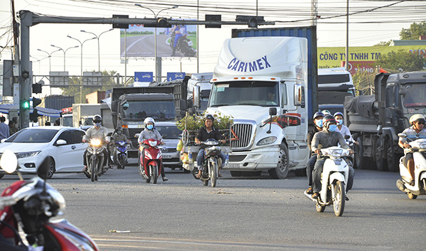 Giao thông ở ngã ba Nhơn Trạch được đánh giá phức tạp, tiềm ẩn nhiều nguy cơ tai nạn giao thông.