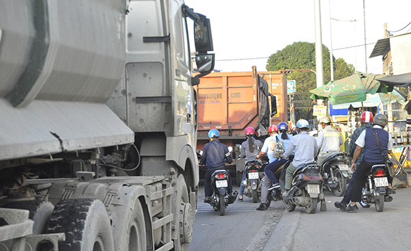 Đường hẹp, xe đông khiến người điều khiển xe máy đi lại rất khó khăn. Ảnh: Thanh Hải