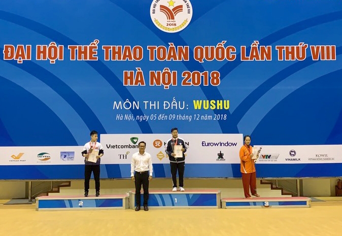 Phó giám đốc Sở Văn hóa, thể thao và du lịch Nguyễn Xuân Thanh trao huy chương cho các võ sĩ đạt thứ hạng nội dung Taolu (quyền) nam côn nữ