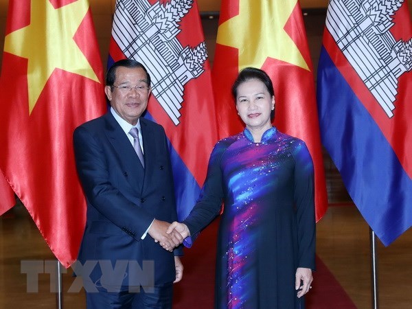 Vietnamese National Assembly Chairwoman Nguyen Thi Kim Ngan (R) meets with  Cambodian Prime Minister Samdech Techo Hun Sen in Hanoi on December 8