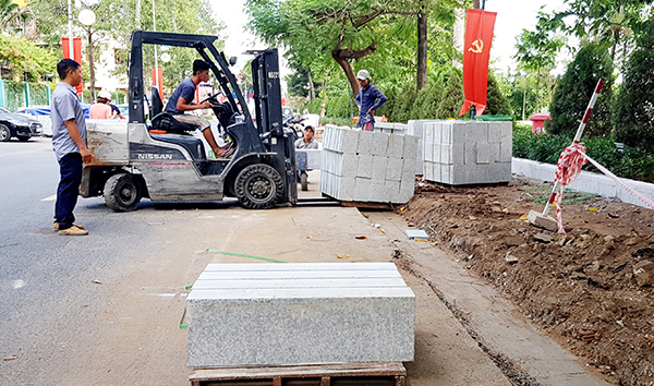 Nhà thầu đang vận chuyển đá đến thi công Công viên Nguyễn Văn Trị.