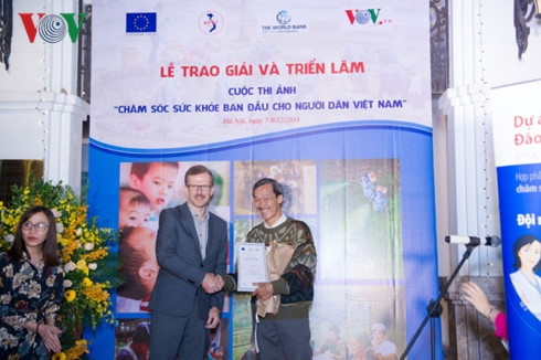 Koen Duchateau, Head of Development and Cooperation at the EU Delegation presents the first prize to Pham Quoc Hung from Dong Nai