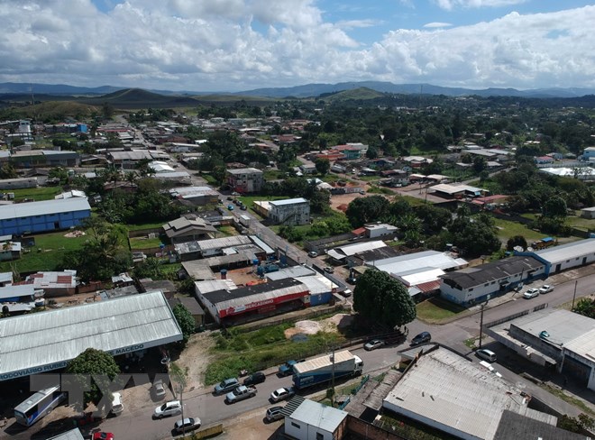 Quang cảnh khu vực biên giới giữa thành phố Pacaraima, bang Roraima, Brazil, và thành phố Santa Elena de Uiaren, Venezuela. (Ảnh: AFP/TTXVN)