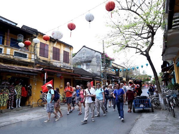 Tourists in Hoi An town (Photo: VNA)