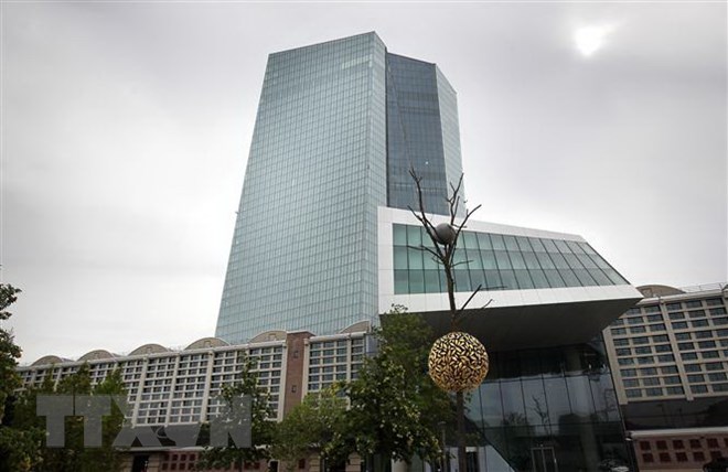 ECB hạ dự báo tăng trưởng kinh tế Eurozone
