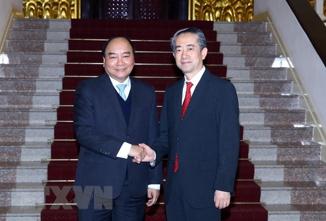 Prime Minister Nguyen Xuan Phuc (left) and Chinese Ambassador to Vietnam Xiong Bo 