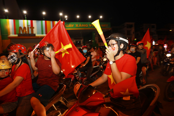 Đất nước trọn niềm vui