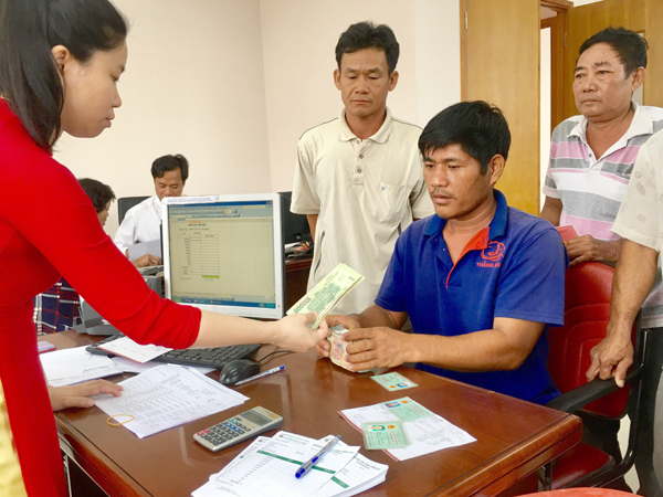 Người nuôi cá bè vui mừng khi nhận được tiền hỗ trợ