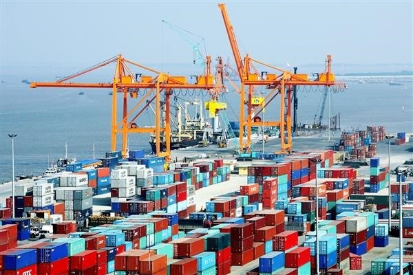 The fees for container loading and unloading services from ships to port yard at Vietnamese seaports will be adjusted from January 1, 2019, according to new regulations of the Ministry of Transport (Illustrative photo: baohaiquan.vn)