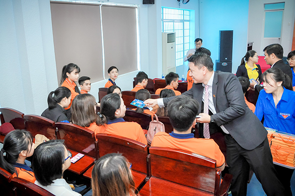 Free tickets for students to return home for Tet
