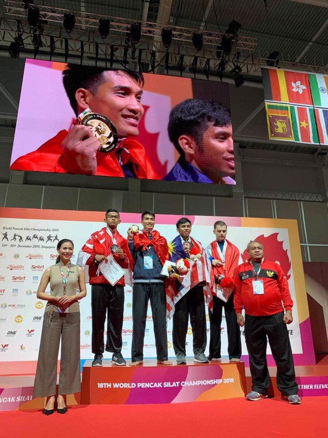 Vietnamese pencak silat martial artist Pham Van Ty (third from left) receives his gold medal (Photo: webthethao.vn)