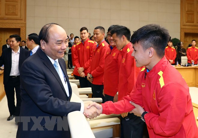 Thủ tướng Nguyễn Xuân Phúc bắt tay Nguyễn Quang Hải, người hùng của đội tuyển Việt Nam (Ảnh: Thống Nhất/TTXVN)