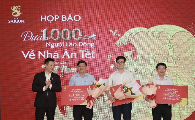 Sabeco representative delivers tickets to representatives of industrial and procession zones in HCM City on Friday. — VNS Photo Thu Ngan  Read more at http://vietnamnews.vn/bizhub/482538/sabeco-to-gift-air-tickets-for-outstanding-workers-to-return-home-for-tet.html#dr5g5w7PIO5JI1wL.99