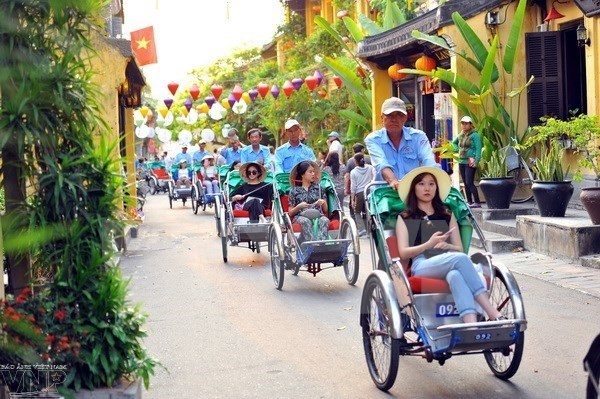 Tourists in Hoi An city's ancient quarters(Photo: VNA)