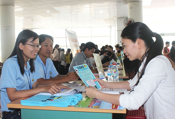 Người lao động tìm hiểu thông tin về việc làm tại sàn giao dịch việc làm được tổ chức hằng tháng tại Trung tâm dịch vụ việc làm Đồng Nai (ảnh minh họa).