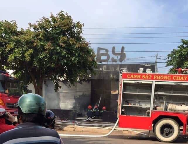 The death toll from the fire that broke out at a restaurant on Friday in the southern province of Đồng Nai rose to seven after the latest victim died on Sunday.— Photo zing.vn  Read more at http://vietnamnews.vn/society/482611/another-death-reported-in-dong-nai-restaurant-fire.html#q4zwxBSzIcGER4tA.99