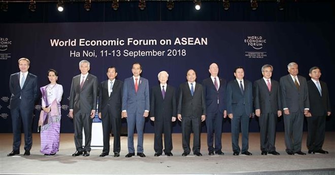 Party General Secretary Nguyen Phu Trong (sixth from left), Prime Minister Nguyen Xuan Phuc (sixth from right), WEF Founder and Executive Chairman Klaus Schwab (fifth from right) and delegation heads attending the opening session pose for a photo (Source: VNA)
