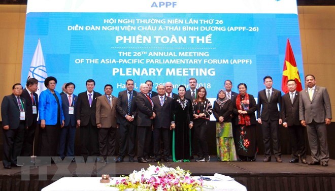 National Assembly Chairwoman Nguyen Thi Kim Ngan, President of the APPF-26, takes a picture with delegates at the event (Photo: Van Diep/VNA)