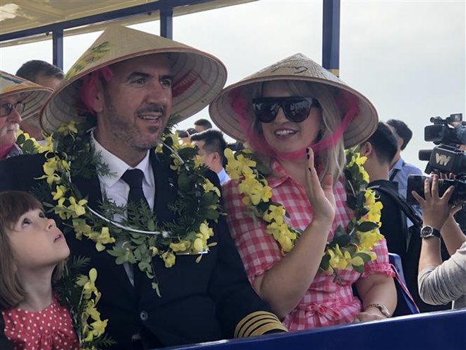 The 15 millionth foreign tourist to Vietnam on December 19, 2018, is Mr. James Kopenec from the US and his spouse Ms. Hermine Kopenec (Photo: VNA)